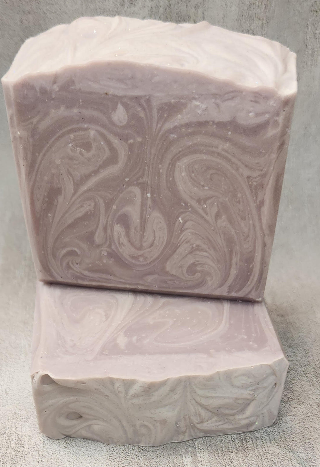 A delightful strong floral scent of freshly bloomed Lilac flowers.  