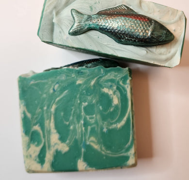 This fragrance is a fresh, modern blend of classic cologne citruses, highlighting warm, inviting ouds, amber, sandalwood, and white musk. This fragrance if appealing to both men and women. Price per handcrafted bar  Weight:  Approximately 5.5 oz.  Hand cut so actual size may vary.    Ingredients:  Olive Oil, Distilled Water, Coconut Oil, Food Grade Sodium Hydroxide, Cocoa Butter, Shea Butter, Fragrance, Castor Oil, and Colorant.