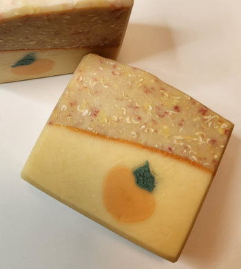 Festive, bubbly scents of peach nectar, lemon, orange, prosecco, apricot, mango, and musk. Two layers of peach color, the top layer has soap confetti and the bottom layer has a peach embed. 